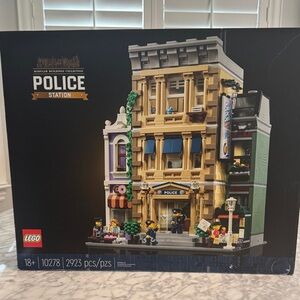 LEGO Modular Police Station Set - Tan, Blue, Black
